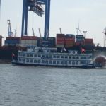 Schaufelraddampfer im Hamburger Hafen